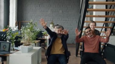 Çılgın iş adamlarının ağır çekimde ofis koltuğu yarışının keyfini çıkarması ve iş arasında eğlenmesi.