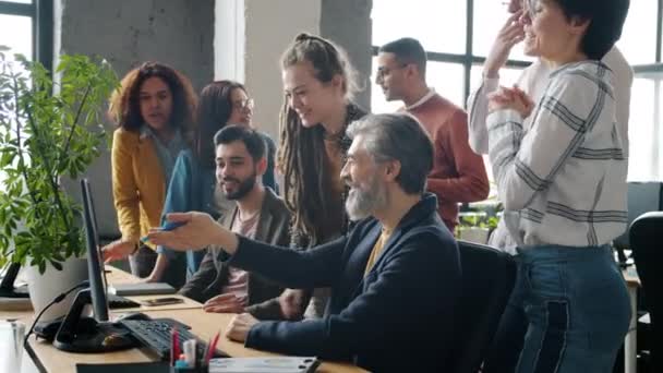 Grupo de empleados hablando de lluvia de ideas y luego aplaudiendo las manos disfrutando de la solución de negocios — Vídeos de Stock
