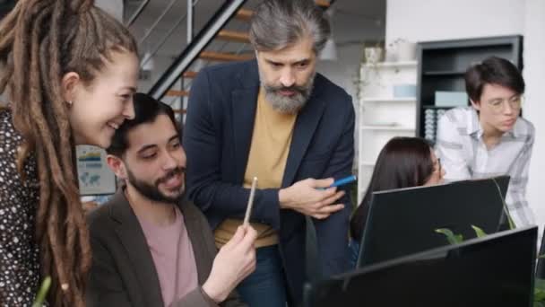 İş adamları, bilgisayar ekranı beyin fırtınasına ofisteki ekip olarak bakarak fikirleri paylaşıyorlar. — Stok video