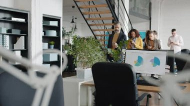 İş arkadaşlarının çok ırklı gruplar halinde akıllı telefonlar kullanarak ofise gelmelerini ağırdan alıyoruz.