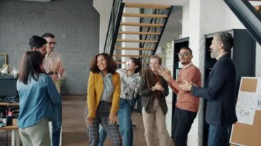İş adamları, çok ırklı takım olarak, kurumsal parti dansının tadını çıkarıyorlar.