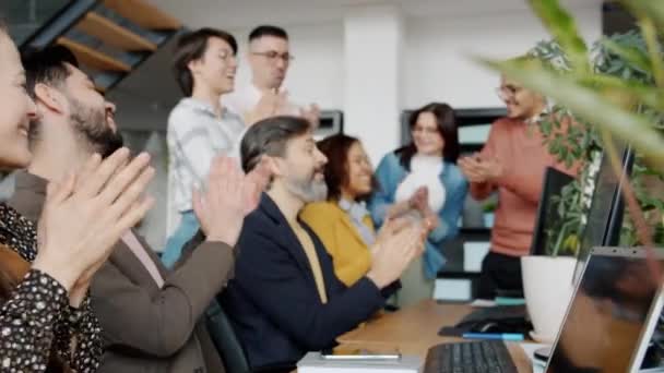 Movimiento lento de los empleados felices aplaudiendo de la mano y sonriendo celebrando el éxito empresarial — Vídeos de Stock