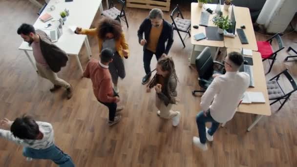 快乐的员工在办公室跳舞时享受工作派对的慢动作 — 图库视频影像