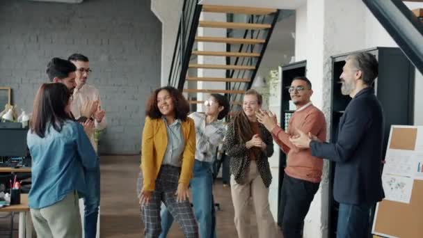 Biznesmeni wielonarodowy zespół korzystających korporacyjnych party dancing zabawy razem — Wideo stockowe