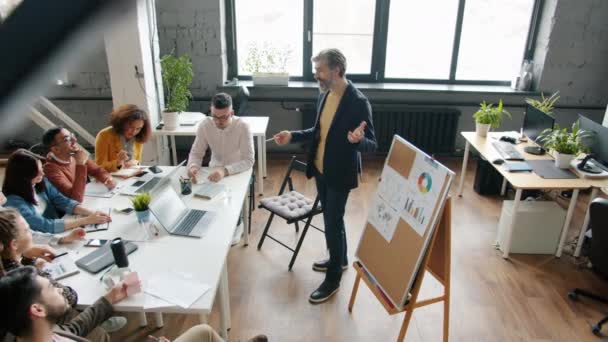 Homme mûr enseignant groupe de jeunes faisant une présentation sur les affaires dans le bureau — Video