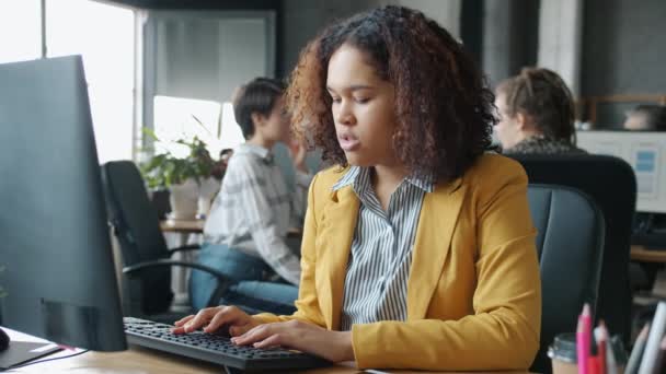 Rallentare il movimento di stanca ragazza dipendente sbadigliare utilizzando computer digitando in ufficio condiviso — Video Stock