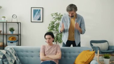 Kızgın baba evde saldırganlık gösteren zavallı ergene bağırıyor.