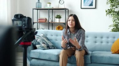 Ergen blogcu, video kaydediyor. Annesi geldiğinde kameraya konuşuyor. Çocuklar kavga ediyor.