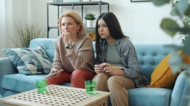 Anne ve kızı TV 'de korku filmi izleyip evde gerilimin tadını çıkarıyorlar.