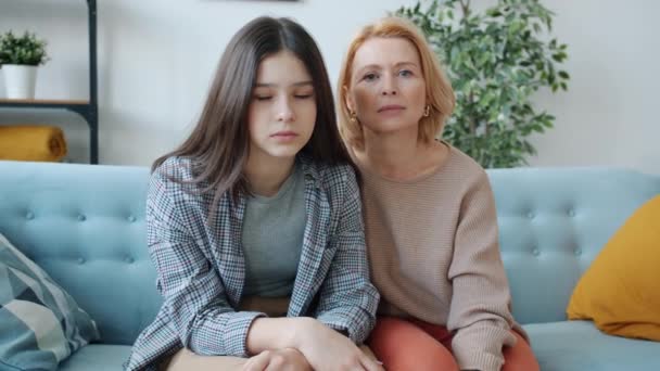Retrato en cámara lenta de la infeliz familia adolescente y mujer madura mirando a la cámara con caras tristes — Vídeos de Stock