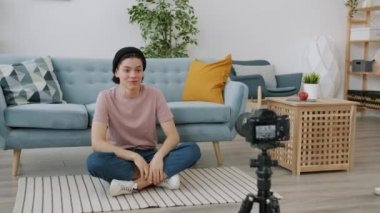 Yaratıcı çocuk videosu evde kaydediliyor. Babası bağırarak zorbalık yapan çocuk geldiğinde.
