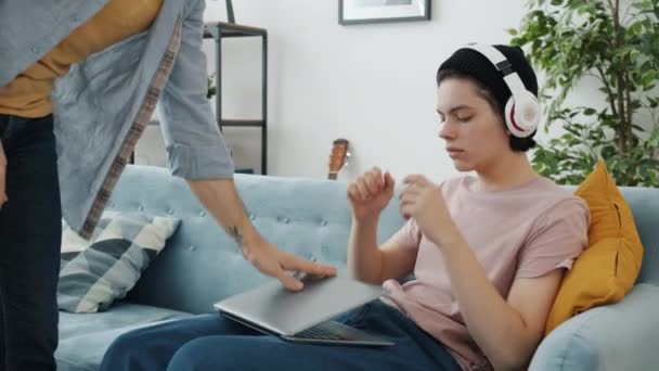 Pai irritado desligando filhos laptop enquanto criança ouvindo música, em seguida, lutando com adolescente — Vídeo de Stock