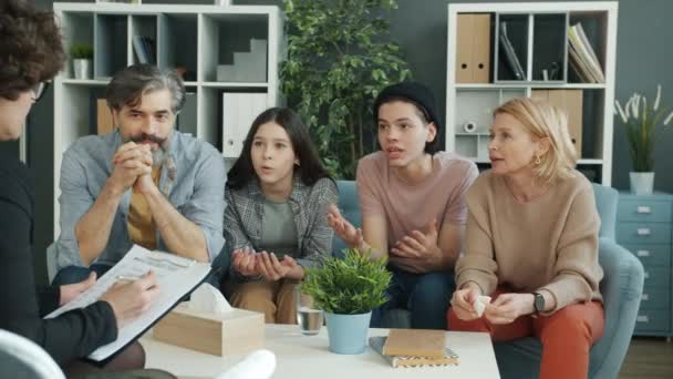 Kobieta mężczyzna dziewczyna i chłopiec kłopoty rodzina rozmawiając z terapeuta gestykulując wyrażając uczucia — Wideo stockowe