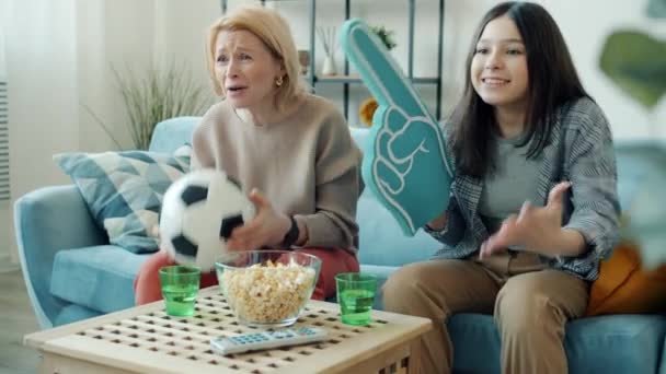 TV 에서 축구를 보는 10 대들의 느린 움직임 행복 한 엄마와 함께하이 파이브하는 모습 — 비디오