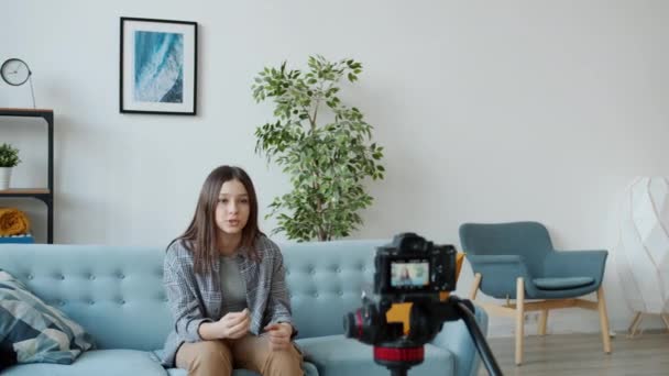 Tiener blogger opname video praten met camera dan vechten met moeder thuis — Stockvideo