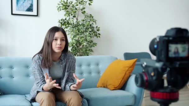 Dospívající dívka nahrávání videa pro vlog, když matka přichází křičí boj s dítětem v bytě — Stock video