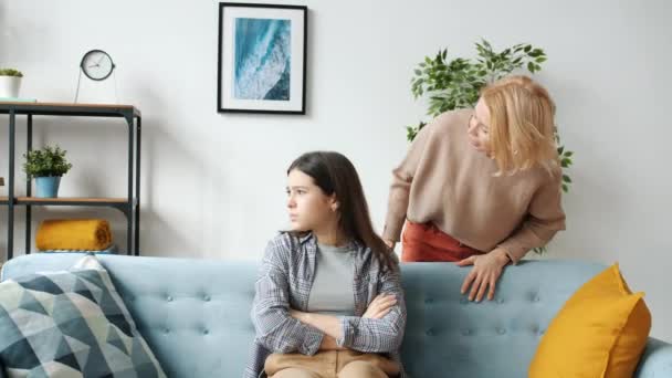 Sturköpfiges Kind ignoriert wütende Mutter, während reife Frau schreit und Kind schubst — Stockvideo