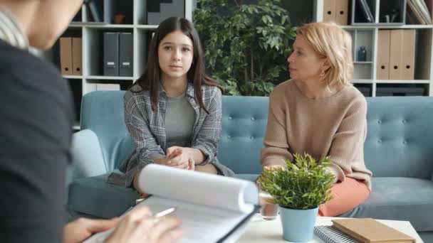 Adolescente y madre discutiendo problemas con terapeuta profesional en la oficina — Vídeos de Stock