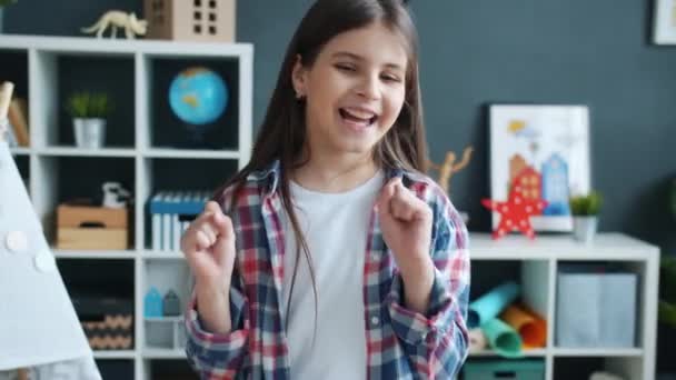 Slow motion portret van opgewonden kind uiten geluk glimlachen en gebaren kijken naar de camera — Stockvideo