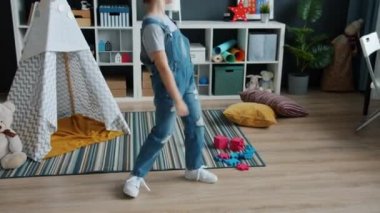 Evde dans edip şarkı söyleyen sevimli bir çocuğun ağır çekimleri.