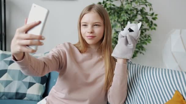 Creativa adolescente tomando selfie con guante juguete posando para cámara de teléfono inteligente divertirse en casa — Vídeo de stock