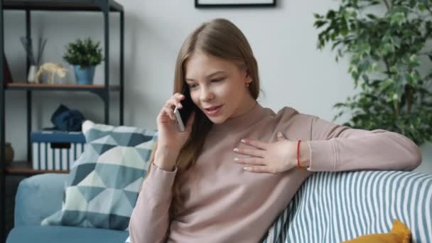 Känslomässig flicka talar på mobiltelefon gest leende njuter av kommunikation. — Stockvideo