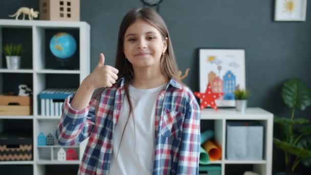 Retrato de câmera lenta de criança bonita mostrando gesto de mão polegar-para cima com rosto alegre — Vídeo de Stock