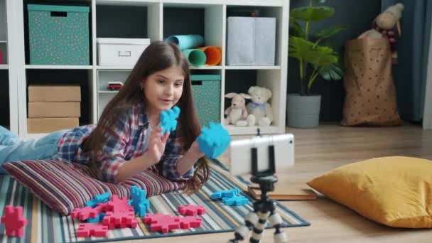 Bonito vlogger criança brincando com brinquedos e gravação de vídeo mostrando polegares para cima gesto de mão em casa — Vídeo de Stock