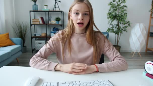 Portrait d'adolescent heureux faisant appel à la vidéo en ligne avec ordinateur parlant et gestualisant regardant la caméra — Video