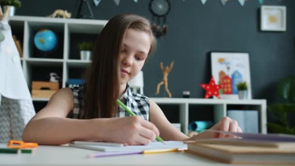 Alegre niño dibujo colorido con lápices concentrados en el arte en el interior de casa — Vídeos de Stock