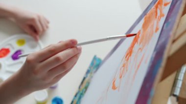 Stüdyoda çalışan suluboya resimli kadın el resmine yakın çekim