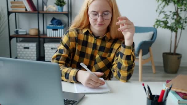 不快乐的青少年学习在抄袭本上写作业，在家使用笔记本电脑 — 图库视频影像