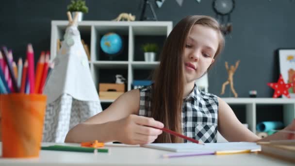 Movimento lento de desenho menina criativa com lápis coloridos fazendo bela imagem e sorrindo — Vídeo de Stock