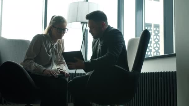Επιχειρηματικοί εταίροι άνδρες και γυναίκες συζητούν το έργο κοιτάζοντας οθόνη tablet στο σκοτεινό γραφείο — Αρχείο Βίντεο