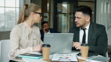 Hırslı iş ortakları otel odasında oturup kağıtlara bakıyorlar.