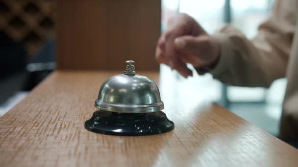 Primo piano del campanello della reception che suona la mano femminile e prende la chiave magnetica durante il check-in — Video Stock