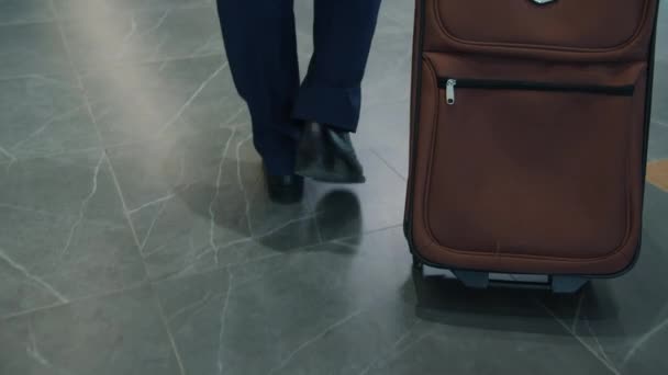 Slow motion tilt-up av arabiska mannen promenader till hotellet receptionen prata med chefen få nyckelkort — Stockvideo