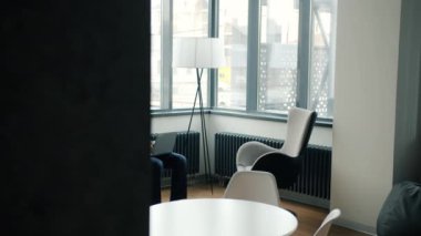 Takım elbiseli Arap 'ın koltukta oturup dizüstü bilgisayarla daktilo kullanması.