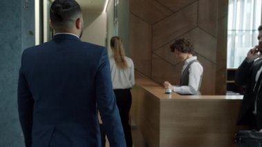 Ortadoğulu iş adamının otel müdürüyle konuşurken çekilen görüntüsü valizli anahtar kartı alıyor.