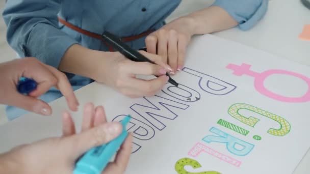 Zbliżenie kobiet ręce rysunek kolorowe dziewczyny power banery walki o równouprawnienie płci — Wideo stockowe