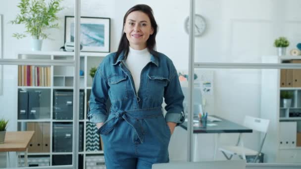 Portrait au ralenti d'une belle femme d'âge moyen debout dans une pièce de bureau seule — Video