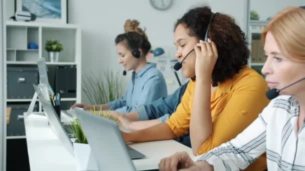 現代オフィスでオンライン通信で忙しいコールセンター労働者の多民族グループ — ストック動画