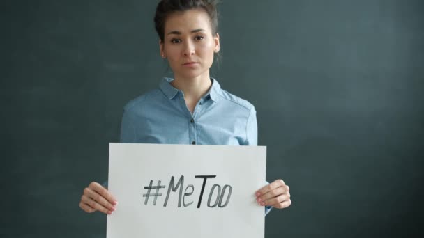 Slow motion van mooi aziatisch meisje houden MeToo hashtag teken staan op zwarte achtergrond — Stockvideo