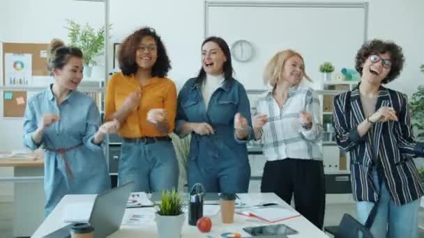 Gruppo multirazziale di donne giovani e mature che ballano e ridono insieme in ufficio — Video Stock