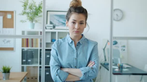 Portrait au ralenti de belle femme asiatique employée de bureau debout à l'intérieur avec les bras croisés — Video