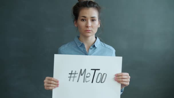 Portrét mladé asijské ženy držící prapor s MeToo hashtag boj proti obtěžování — Stock video