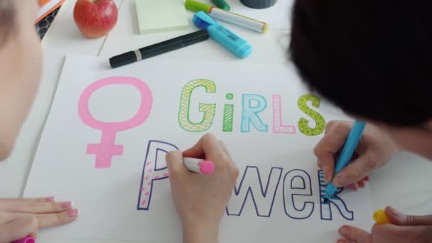 Close up de mãos femininas fazendo cartazes feministas colorir banners concentrados no trabalho social criativo — Vídeo de Stock