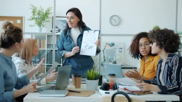 Vrolijke baas in gesprek met kantoorpersoneel doet high-five bespreken succesvol project op het werk — Stockvideo