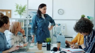Kötü iş kadını kadın çalışanlara bağırıyor ve iş sonuçlarından hayal kırıklığına uğruyor.