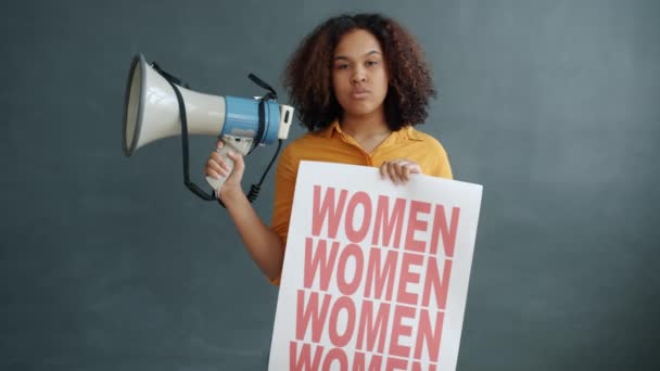 Portrét afroamerického aktivisty držícího reproduktor a plakát o posílení postavení žen — Stock video